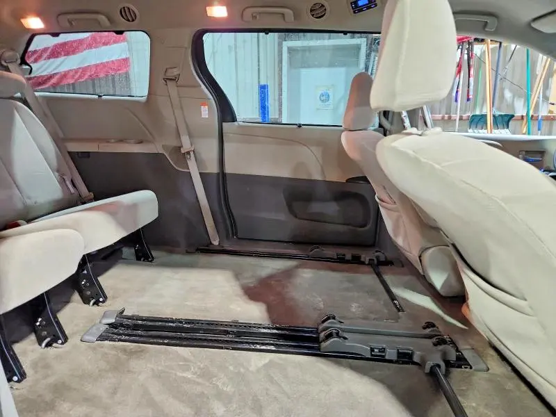 2017 TOYOTA SIENNA LE  
