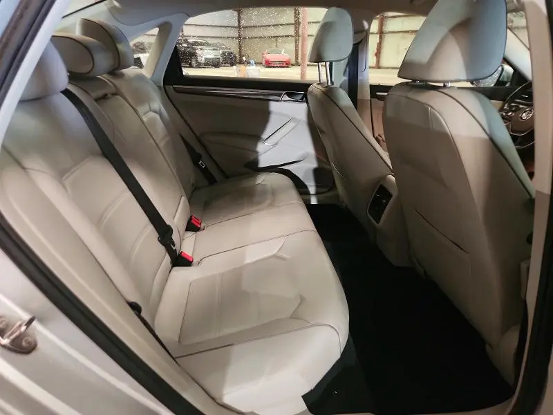 2018 VOLKSWAGEN PASSAT SE  