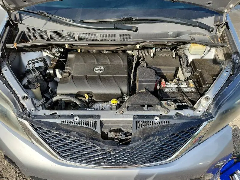 2016 TOYOTA SIENNA SE  