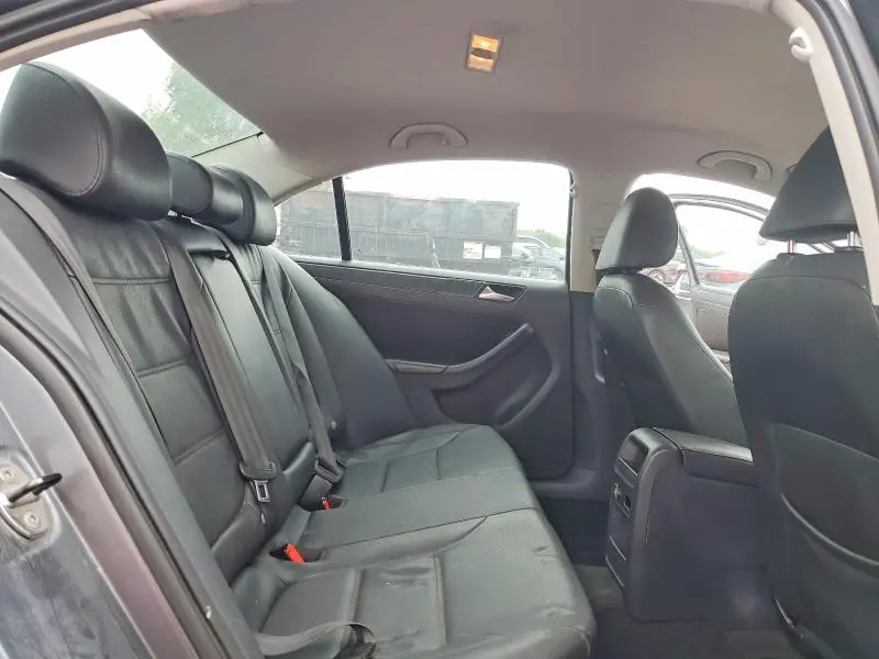 2011 VOLKSWAGEN JETTA SE  
