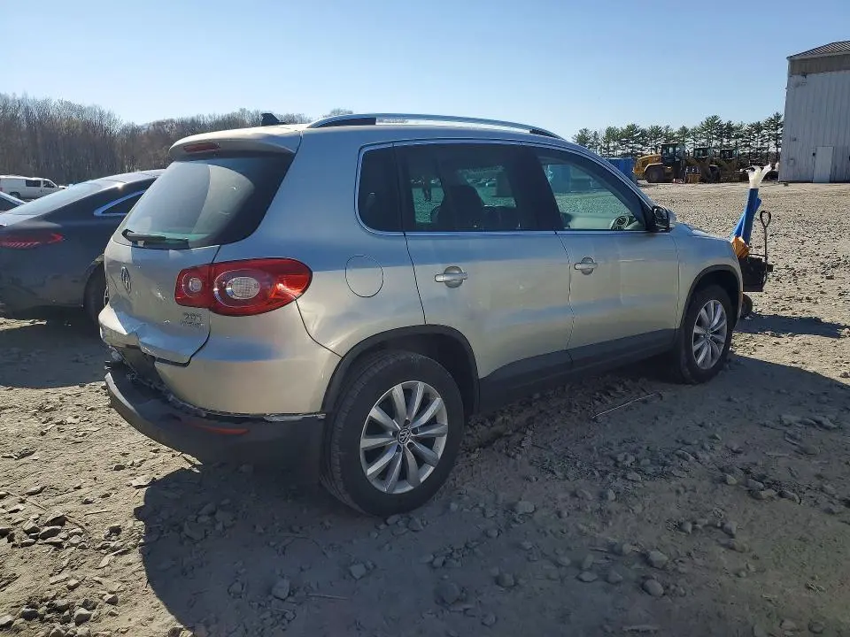 2011 VOLKSWAGEN TIGUAN S  