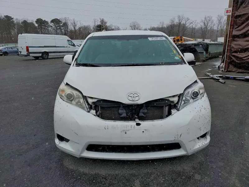 2017 TOYOTA SIENNA LE  