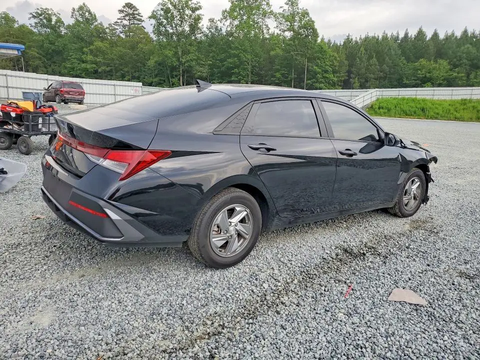 2024 HYUNDAI ELANTRA SE  