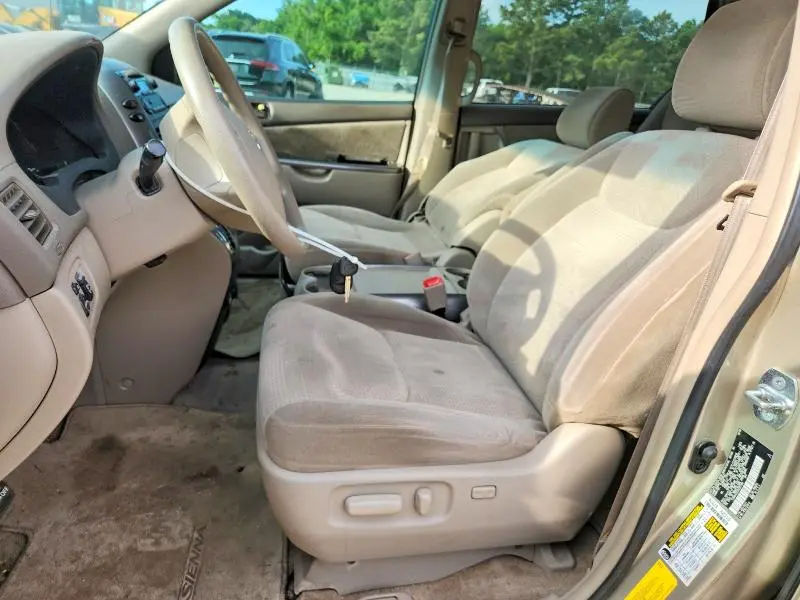 2010 TOYOTA SIENNA LE 8-PASSENGER  