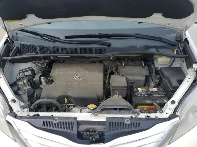2016 TOYOTA SIENNA LE  