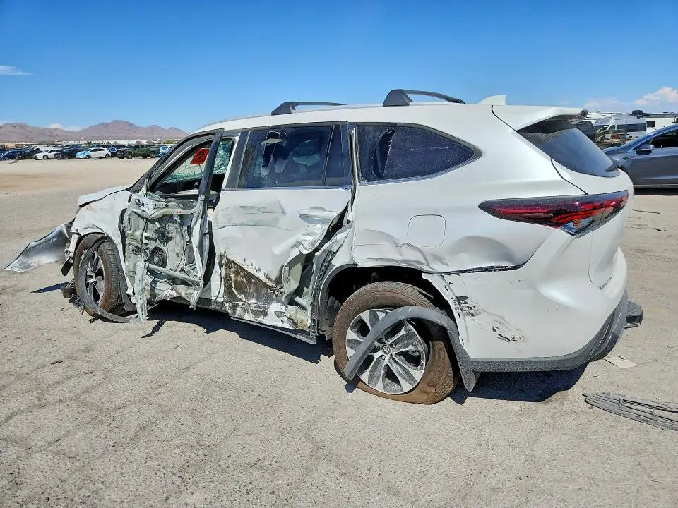 2026 TOYOTA HIGHLANDER XLE  