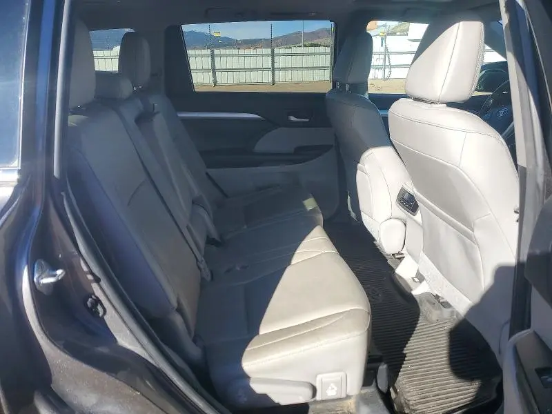 2017 TOYOTA HIGHLANDER SE  