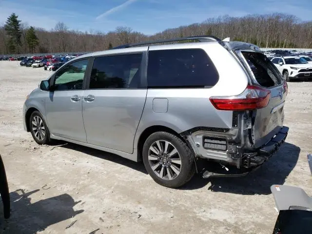 2020 TOYOTA SIENNA XLE  