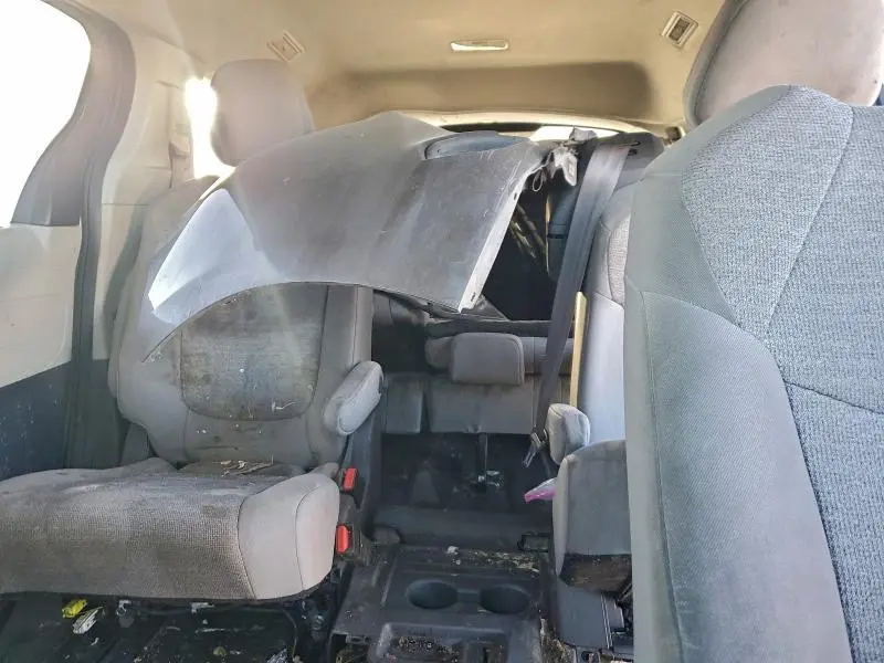 2021 TOYOTA SIENNA LE  