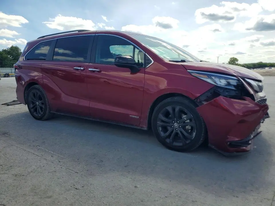 2021 TOYOTA SIENNA XSE  