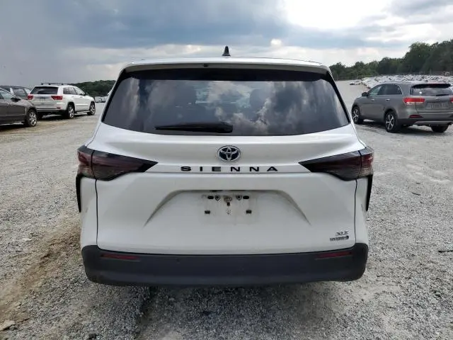 2024 TOYOTA SIENNA XLE  