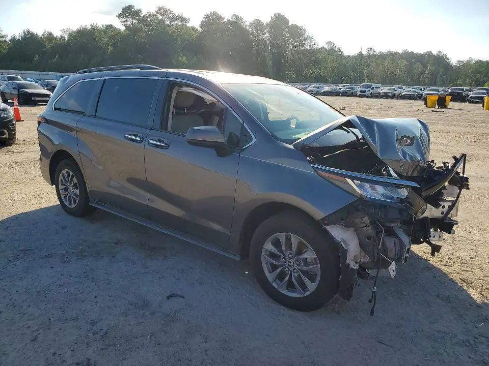 2021 TOYOTA SIENNA XLE  