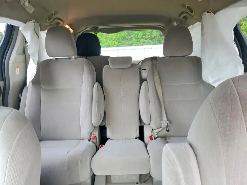 2016 TOYOTA SIENNA LE  