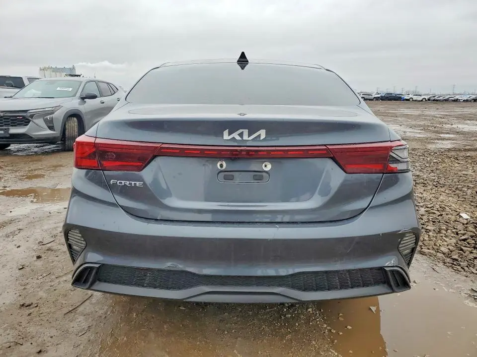 2023 KIA FORTE LX  
