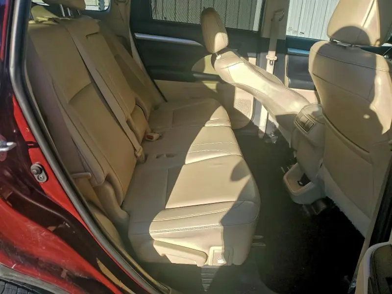 2019 TOYOTA HIGHLANDER SE  