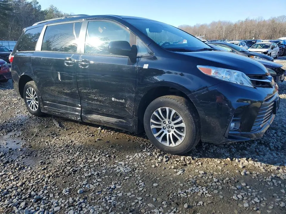 2018 TOYOTA SIENNA XLE 8-PASSENGER  