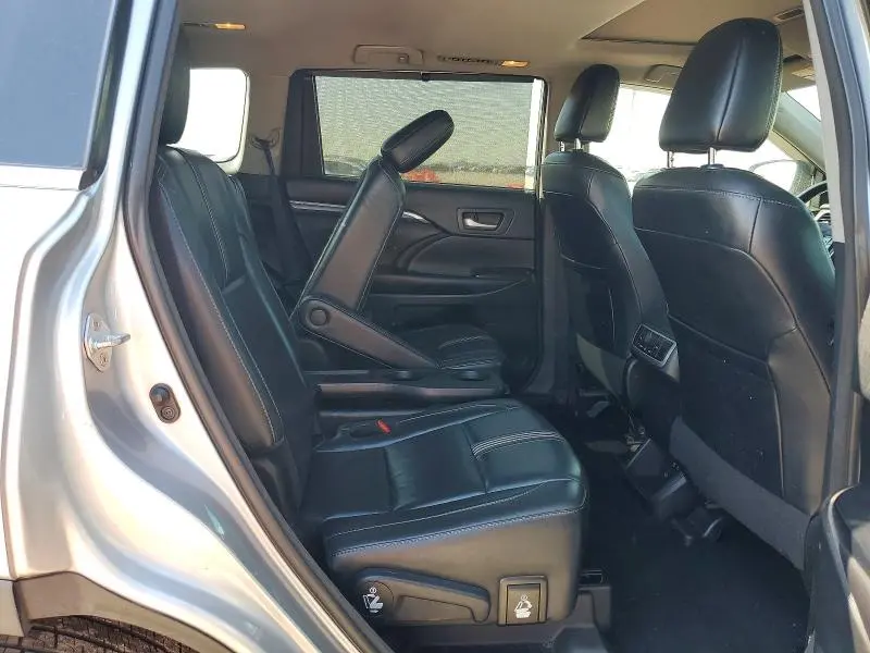 2017 TOYOTA HIGHLANDER SE  