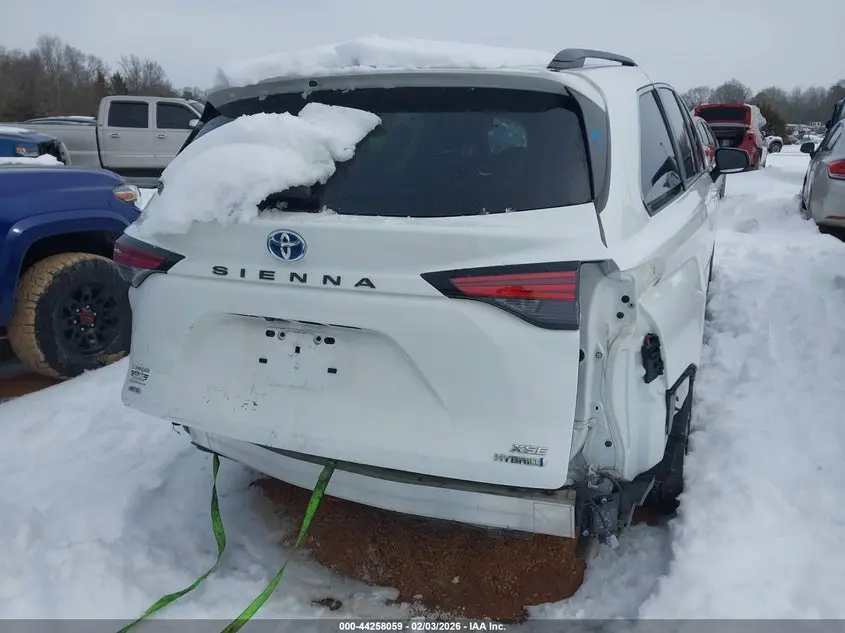 2022 TOYOTA SIENNA XSE