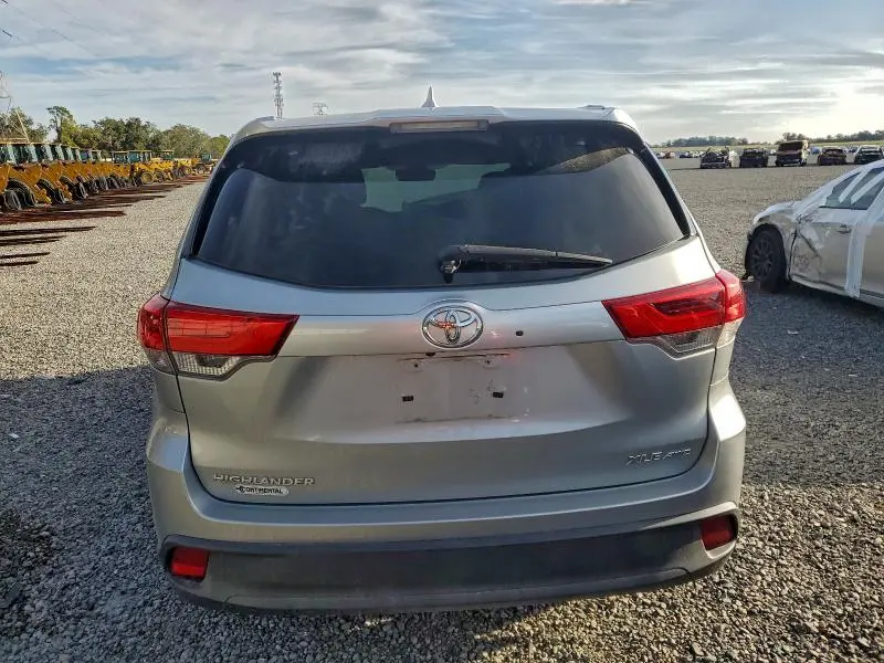 2019 TOYOTA HIGHLANDER SE  