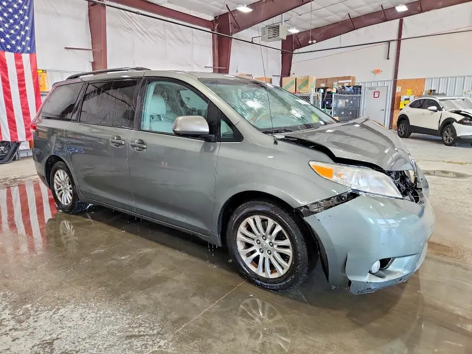 2014 TOYOTA SIENNA XLE 8-PASSENGER  