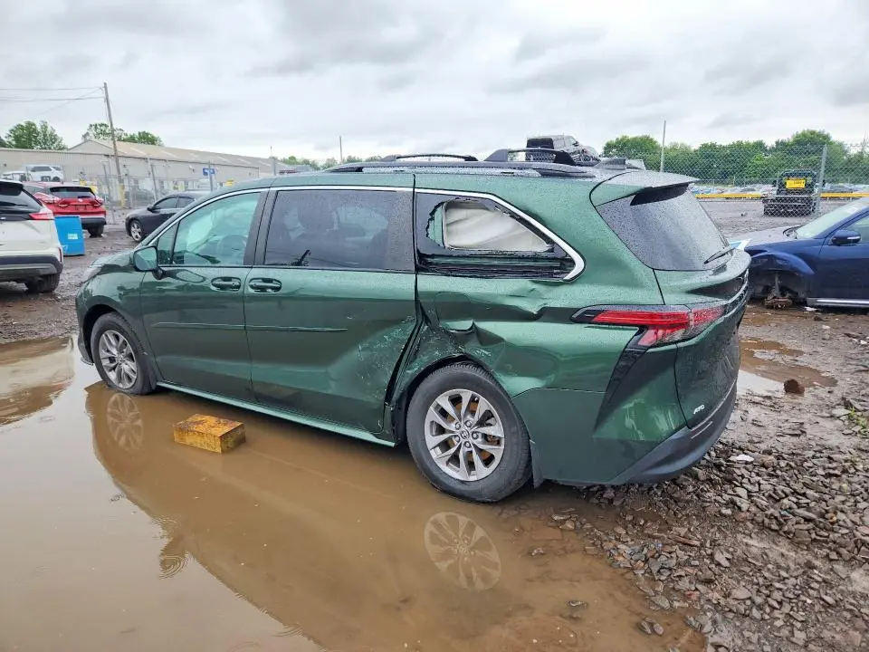 2022 TOYOTA SIENNA LE  