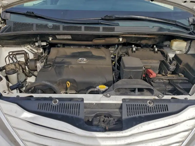 2015 TOYOTA SIENNA LE  