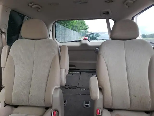 2011 KIA SEDONA LX  