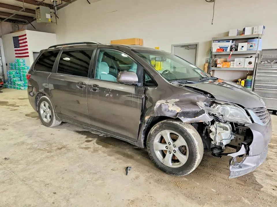 2015 TOYOTA SIENNA LE 8-PASSENGER  