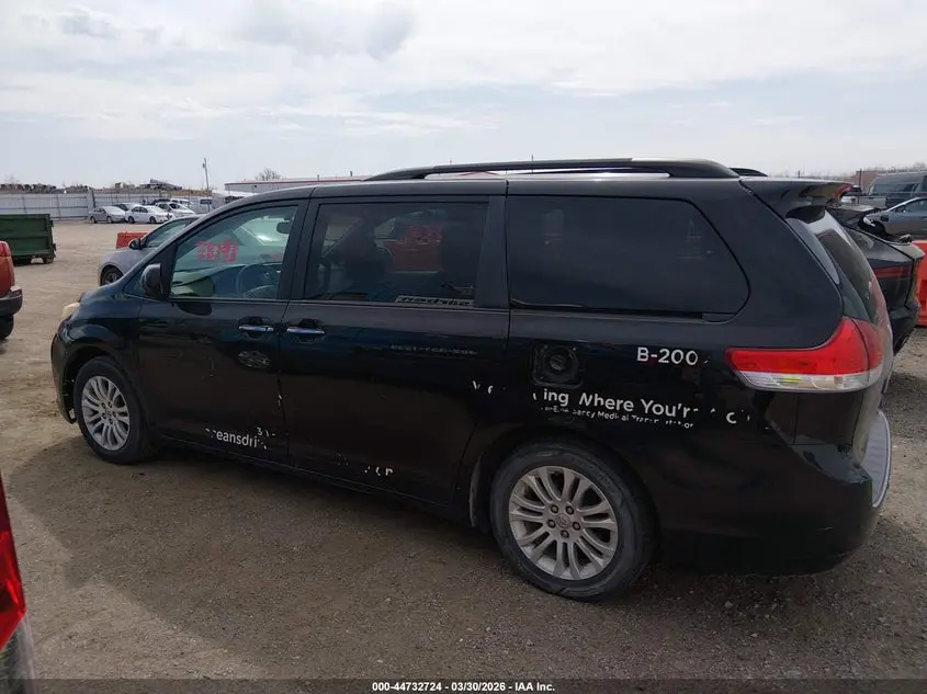 2014 TOYOTA SIENNA XLE V6 8 PASSENGER
