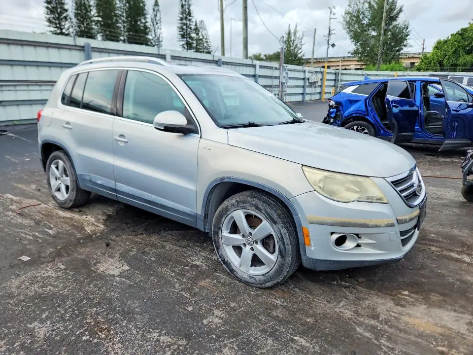 2010 VOLKSWAGEN TIGUAN SE  