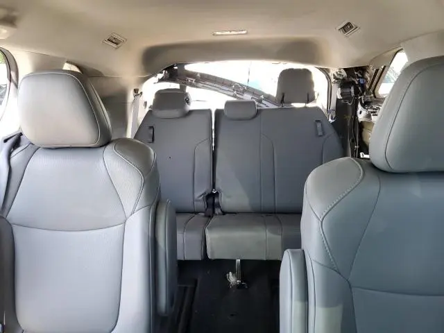 2021 TOYOTA SIENNA XLE  