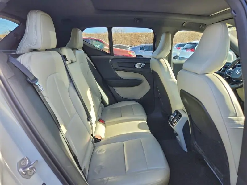 2020 VOLVO XC40 T5 MOMENTUM  