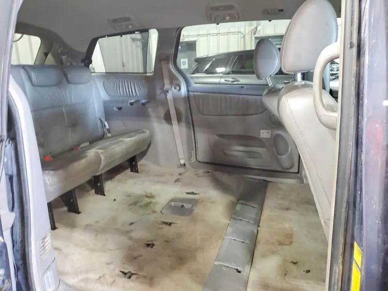 2010 TOYOTA SIENNA XLE  
