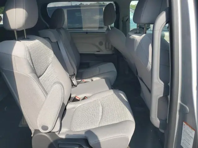 2022 TOYOTA SIENNA LE  