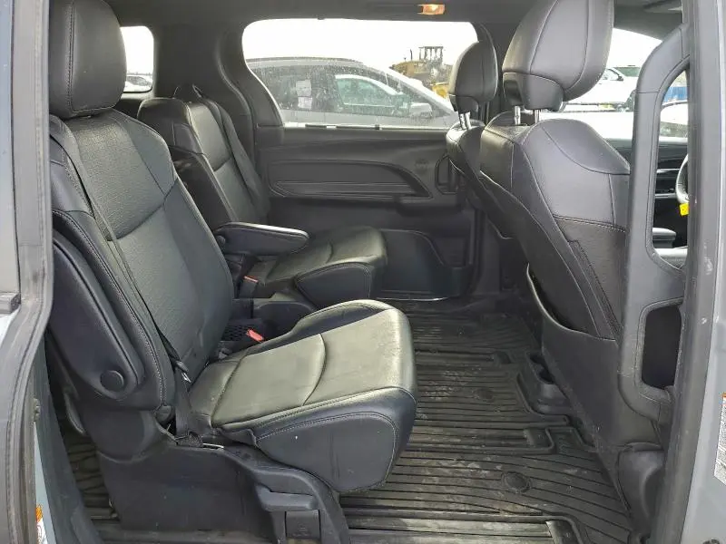 2022 TOYOTA SIENNA WOODLAND EDITION  