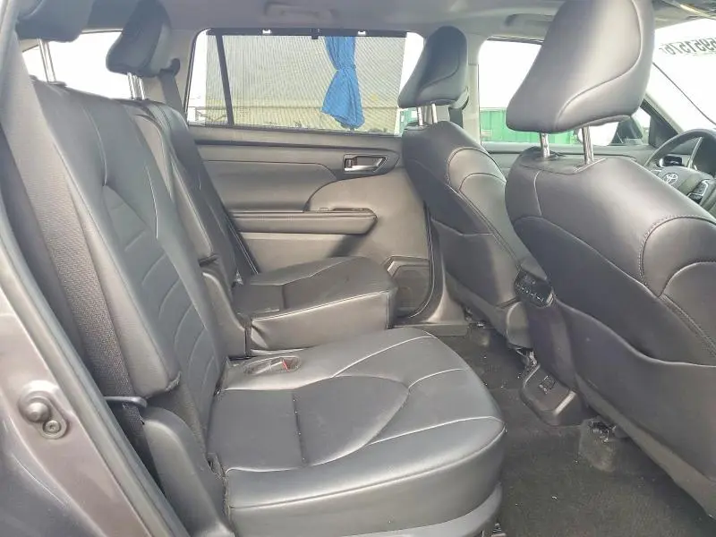 2024 TOYOTA HIGHLANDER XLE  