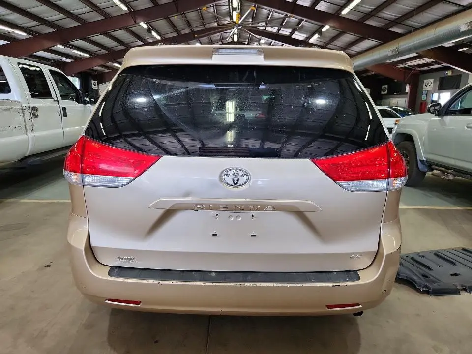 2013 TOYOTA SIENNA LE  
