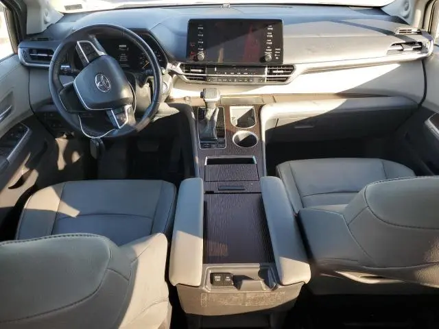 2021 TOYOTA SIENNA XLE  