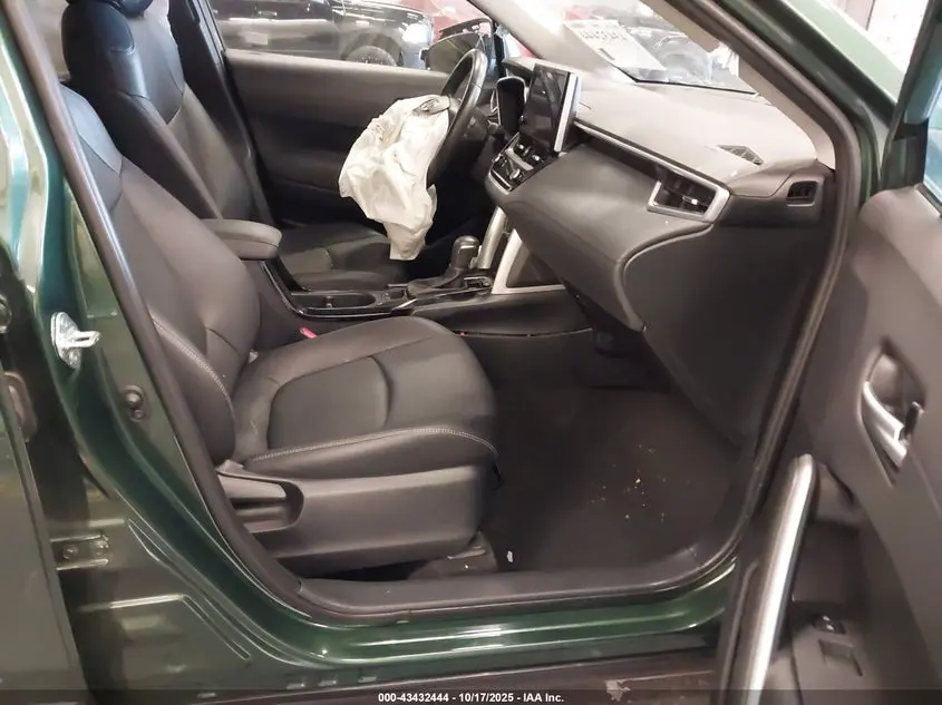 2024 TOYOTA COROLLA CROSS XLE