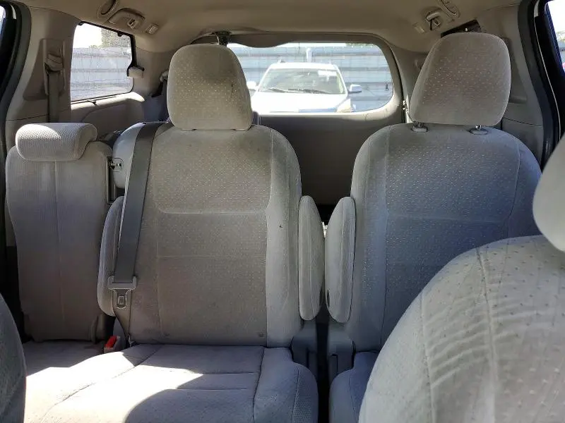 2017 TOYOTA SIENNA LE  