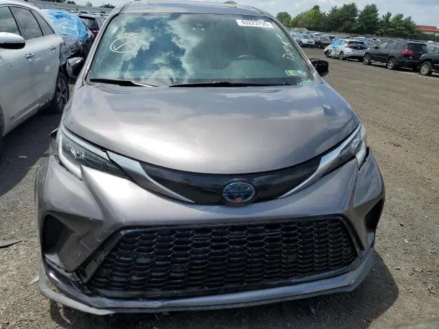 2021 TOYOTA SIENNA XSE  