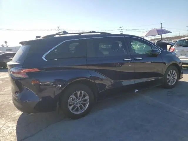 2022 TOYOTA SIENNA XLE  