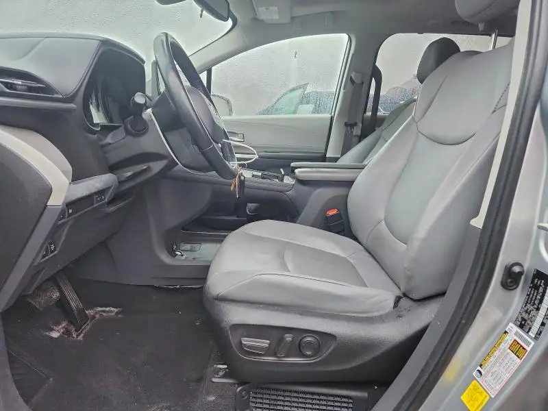 2022 TOYOTA SIENNA XLE  