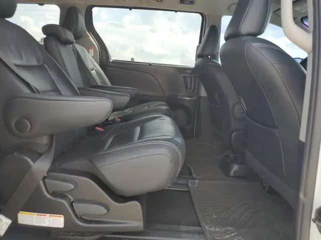 2017 TOYOTA SIENNA SE  