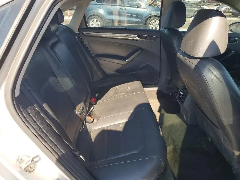 2016 VOLKSWAGEN PASSAT SE  