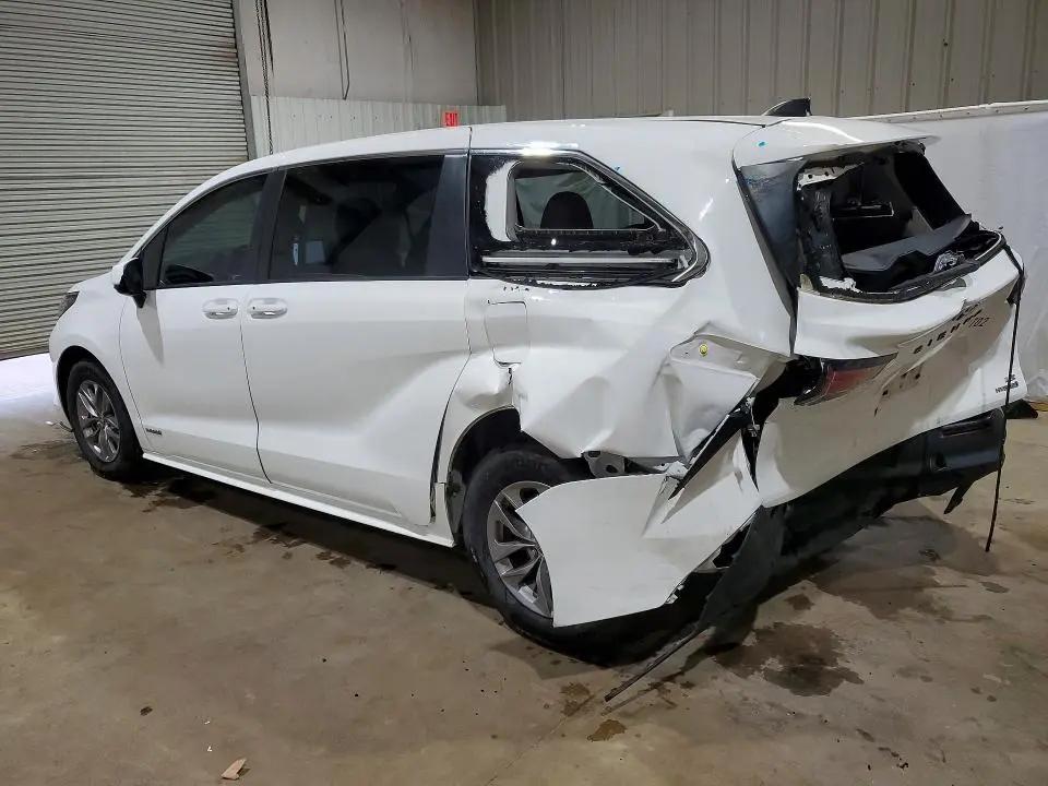 2021 TOYOTA SIENNA LE  