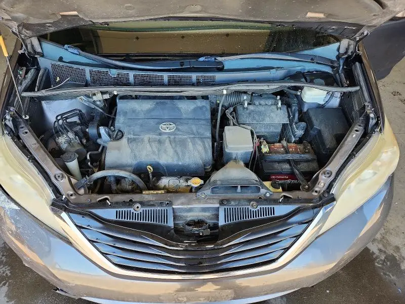 2014 TOYOTA SIENNA LE  