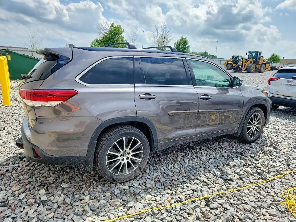 2018 TOYOTA HIGHLANDER SE  