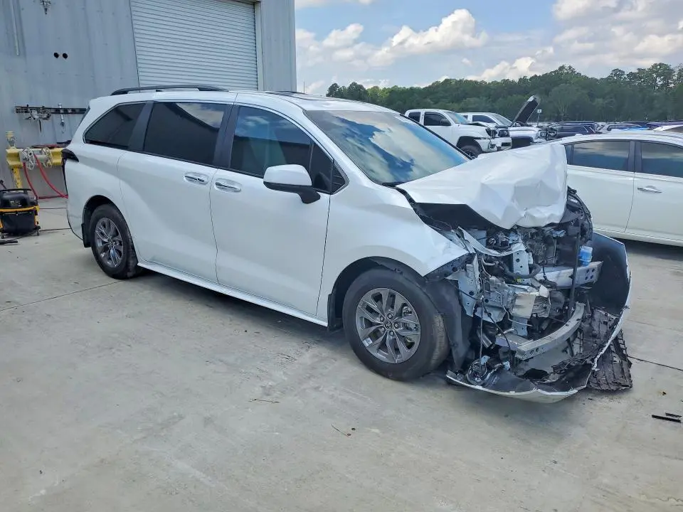 2025 TOYOTA SIENNA XLE 8-PASSENGER  