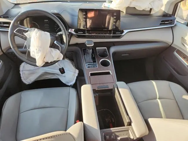 2022 TOYOTA SIENNA XLE  